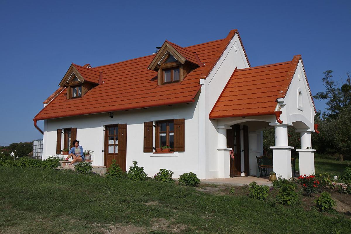 Casa Beata Villa Lesencetomaj Exterior photo